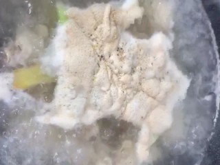 2、可乐鸡翅根,煮出血沫