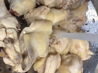3、可乐鸡翅根,捞出冲洗干净沥干水分