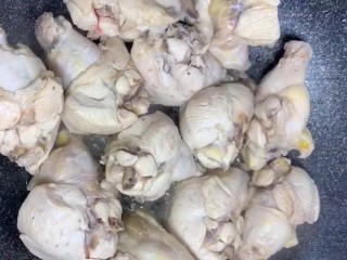4、可乐鸡翅根,油热下入鸡翅根