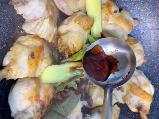 7、可乐鸡翅根,放生抽，老抽，耗油翻炒均匀