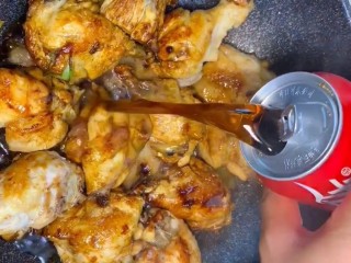 8、可乐鸡翅根,倒入一罐可乐