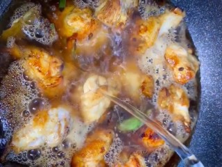 9、可乐鸡翅根,加入温开水没过鸡翅根