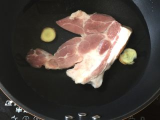 2、青椒回锅肉,烧水放入姜和肉