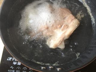 3、青椒回锅肉,水开后再煮5分钟