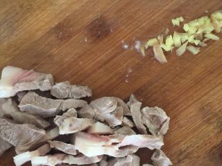 4、青椒回锅肉,肉煮好后捞出备用，凉后切薄片，姜切末