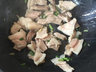 5、青椒回锅肉,大火爆炒姜葱，再下肉