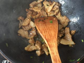 6、青椒回锅肉,下盐 酱油 蚝油 鸡粉 水