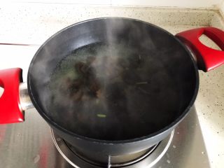 14、芹菜拌木耳,煮3.4分钟