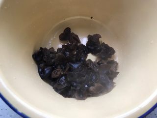 15、芹菜拌木耳,捞出，控干水分