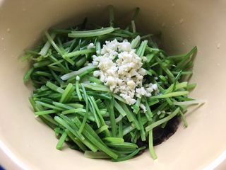 16、芹菜拌木耳,将芹菜和大蒜一同加入