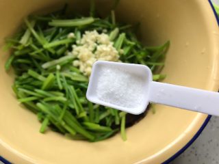 17、芹菜拌木耳,加一小勺细盐