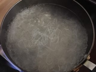 8、沙茶牛肉粉丝煲,放入粉丝烫1分钟捞起备用