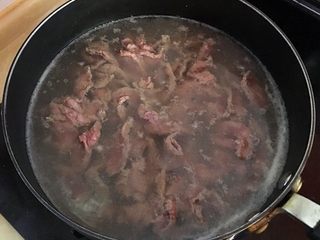 9、沙茶牛肉粉丝煲,腌好的牛肉逐片放入滚水中变色捞起备用