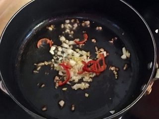 10、沙茶牛肉粉丝煲,热锅爆香蒜姜末及小红辣椒