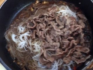 14、沙茶牛肉粉丝煲,倒入牛肉