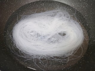 3、凉拌菠菜粉丝,锅内放凉水，干粉丝冲洗一下凉水入锅，烧开以后关火焖一分钟。