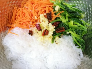 11、凉拌菠菜粉丝,将热油浇在蒜泥上面，炝出香味。
