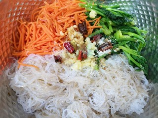 12、凉拌菠菜粉丝,根据自己的口味放盐、糖、鸡精、香醋和生抽。