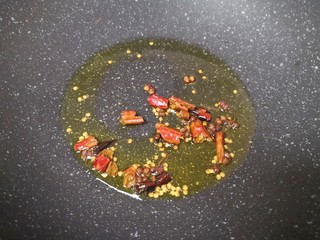 10、凉拌菠菜粉丝,炒锅内倒适量的食用油烧热，下入花椒和干红辣椒爆香关火。