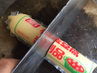 1、脆皮日本豆腐,首先从中间切段