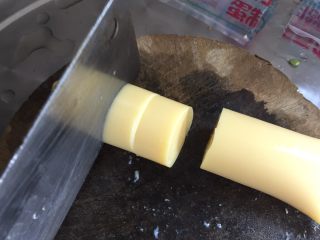 2、脆皮日本豆腐,然后脱掉外衣再切小段