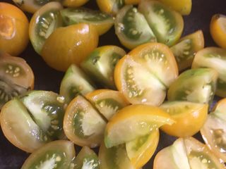 5、脆皮日本豆腐,番茄切四片，备用