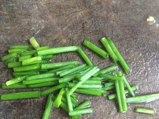 6、脆皮日本豆腐,葱花切段备用