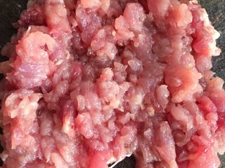7、脆皮日本豆腐,猪肉剁碎备用