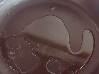 8、脆皮日本豆腐,平底锅开火热锅，然后倒入少量的油