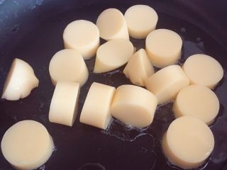 9、脆皮日本豆腐,倒入日本豆腐煎