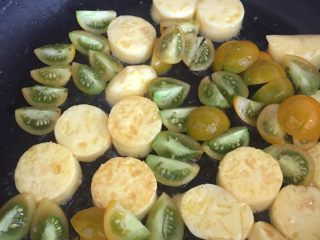 11、脆皮日本豆腐,然后倒入番茄