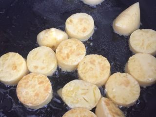 10、脆皮日本豆腐,煎至金黄后翻面再煎，直到两面金黄