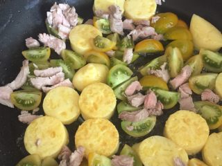 12、脆皮日本豆腐,再倒入准备好的猪肉翻炒