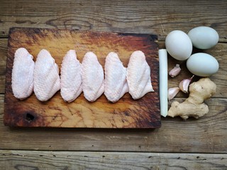 1、咸蛋黄鸡翅,准备食材。