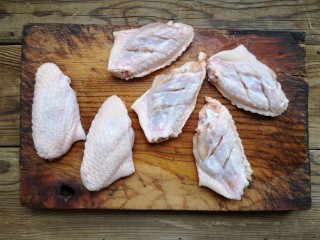 2、咸蛋黄鸡翅,鸡翅洗净，只在内侧打花刀切到骨头。这样外侧还是完整好看的。