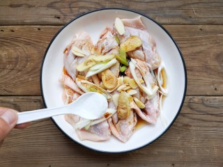 6、咸蛋黄鸡翅,再加少量的盐，盐一定不要多加，后面包裹的咸蛋黄也是有咸味的哦！