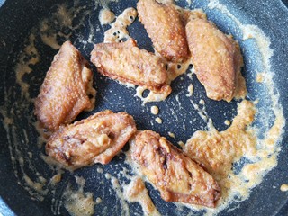 17、咸蛋黄鸡翅,倒入鸡翅，翻炒均匀。