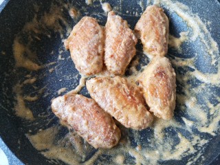 18、咸蛋黄鸡翅,让每一个鸡翅都裹上咸蛋黄，就可以关火出锅了。