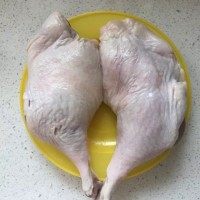 1、酱鸭腿,鸭边腿清洗干净，拔干净残留的短毛，备用。