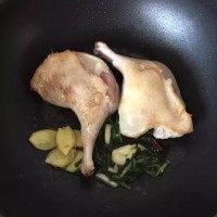 2、酱鸭腿,锅烧热，把有皮的那一面朝下，开小火，把鸭皮里的鸭油煎出来。出油后，放入姜片，葱段，八角，香叶，大蒜，用鸭油煸出香味。