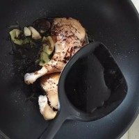 4、酱鸭腿,再加入锅铲这样的1勺老抽。