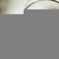 6、酱鸭腿,汤汁变浓稠后，可以用锅铲把汤汁一勺勺的往鸭腿上浇汁，帮助上色。人不要离开看着锅，汤汁越少越容易糊锅。汤汁不需要完全收干，可以留少量，去掉葱姜等香料，单独盛在小碗里，作为酱鸭腿的蘸料，蘸着吃。