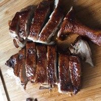 7、酱鸭腿,鸭腿晾凉后再切块可以保持形状。