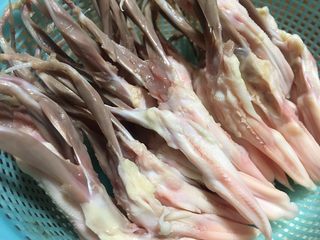 1、糟卤鸭舌,买了半斤冷冻鸭舌，解冻后洗干净
