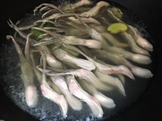 3、糟卤鸭舌,加入洗干净的鸭舌