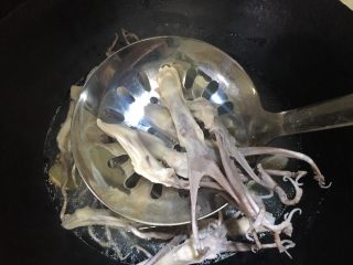 4、糟卤鸭舌,煮开转中火10分钟，用漏勺将鸭舌捞出