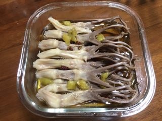 9、糟卤鸭舌,倒入300克香糟卤，倒至7、8分满即可，等下有方法让鸭舌全部泡在卤里，香糟卤超市都有卖