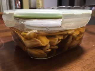 11、糟卤鸭舌,盖子盖上后，小碟子就被压下去了，因为鸭舌中间有空隙，就会被全部挤进糟卤里，这样就比较节约糟卤，否则需要多倒点将鸭舌全部浸入