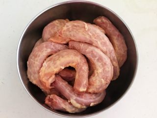 1、香辣卤鸡脖,把鸡脖清洗干净