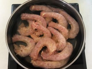 3、香辣卤鸡脖,锅里加入冷水，放入鸡脖